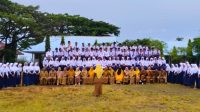 Kenangan Tak Terlupakan, Siswa SMP Negeri 1 Arungkeke Berfoto Bersama Guru