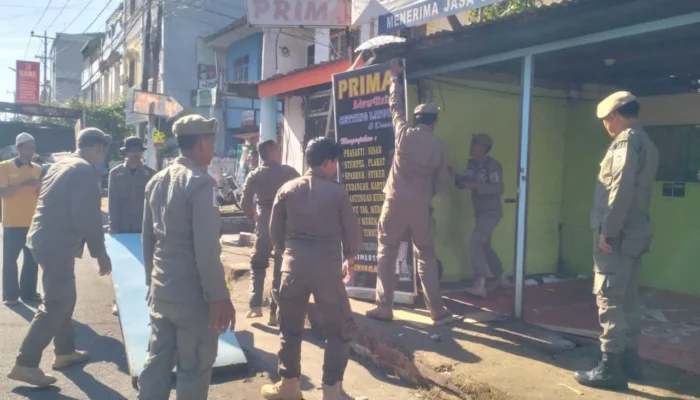 Penertiban Lapak Pedagang di Atas Drainase Lajangiru Berjalan Lancar