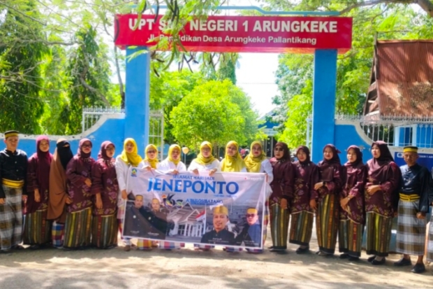 Guru SMPN 1 Arungkeke Merayakan Hari Jadi Jeneponto dengan Pakaian Adat